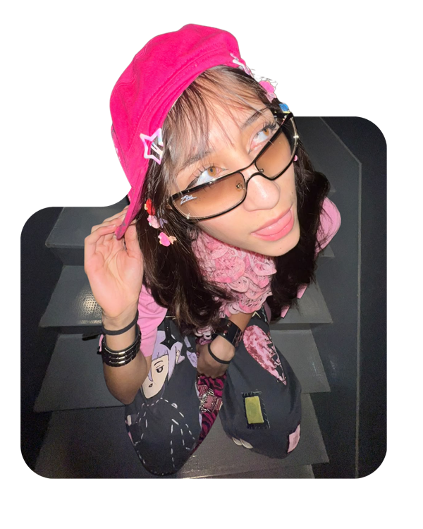 Look Arvel rosa y negro con accesorios Y2K